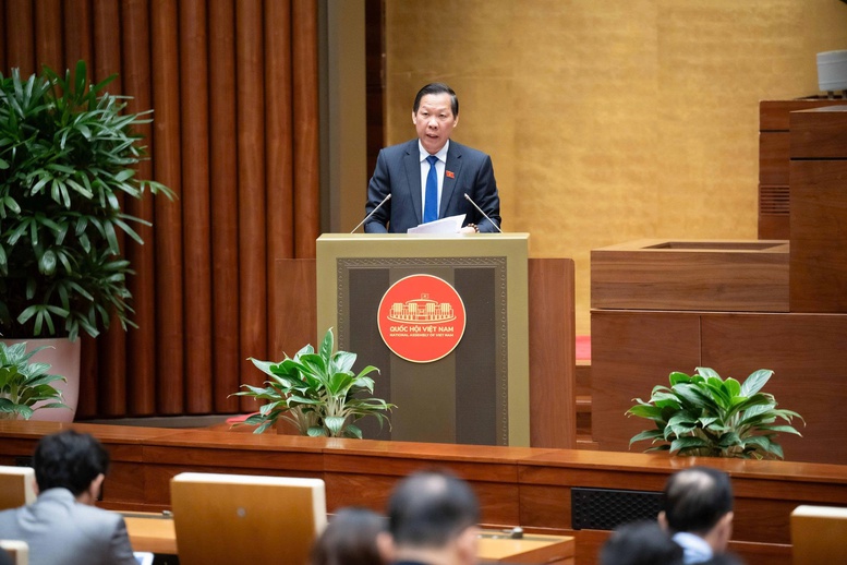 Chủ nhiệm Uỷ ban Kinh tế và Tài chính Phan Văn Mãi trình bày Báo cáo Thẩm tra