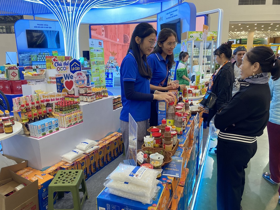 Bên cạnh đó là những sản vật địa phương Bên cạnh đó là những sản vật địa phương