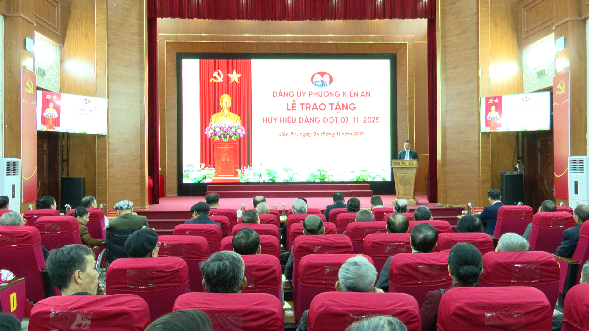 Quang cảnh Lễ trao tặng Huy hiệu Đảng đợt 7/11/2025.