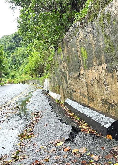Khu vực taluy gần vườn hoa trên tuyến đường từ InterCon lên đỉnh Bàn Cờ tiềm ẩn nguy cơ sạt lở.
