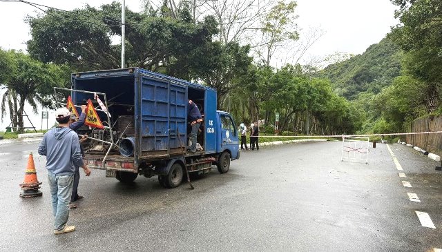 Lực lượng chức năng dựng rào chắn, đặt biển cảnh báo tại khu vực có nguy cơ sạt lở trên tuyến đường lên đỉnh Bàn Cờ (bán đảo Sơn Trà, Đà Nẵng).