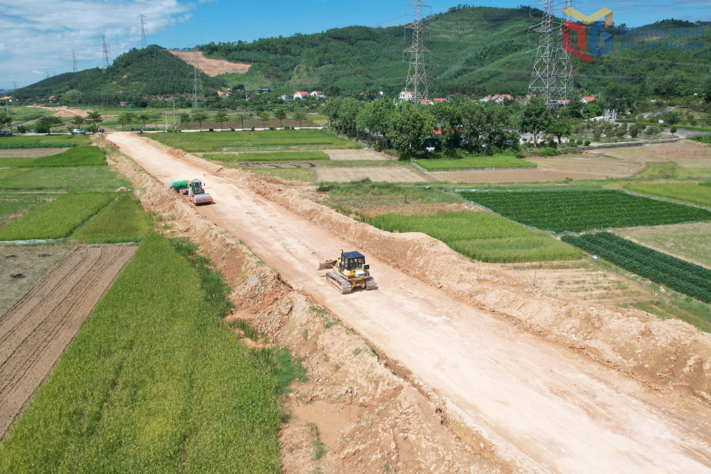 Do gặp nhiều khó khăn, nhất là thiếu diện mặt bằng để tổ chức thi công, vì thế khối lượng thi công nền đường còn thấp. Do gặp nhiều khó khăn, nhất là thiếu diện mặt bằng để tổ chức thi công, vì thế khối lượng thi công nền đường còn thấp.