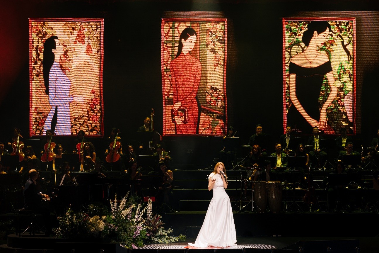 Mỗi sự kiện “Chuyện của Thanh Xuân” đều mang đến những trải nghiệm trọn vẹn: nghe – nhìn – cảm xúc, với sự đồng hành của những đối tác hàng đầu. Ảnh: Bùi Lan Hương lần đầu tiên trình diễn “Dư Âm” cùng dàn nhạc Musique de Salon Mỗi sự kiện “Chuyện của Thanh Xuân” đều mang đến những trải nghiệm trọn vẹn: nghe – nhìn – cảm xúc, với sự đồng hành của những đối tác hàng đầu. Ảnh: Bùi Lan Hương lần đầu tiên trình diễn “Dư Âm” cùng dàn nhạc Musique de Salon