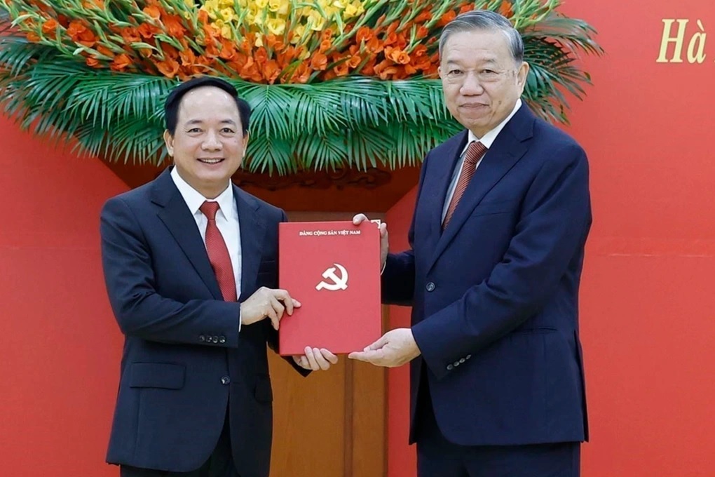 Tổng Bí thư Tô Lâm trao quyết định bổ nhiệm cho ông Trịnh Văn Quyết (Ảnh: TTXVN).