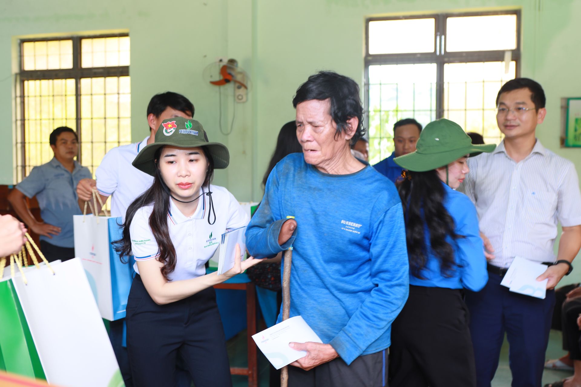 Đại diện Đoàn Thanh niên BSR trao quà hỗ trợ cho người dân tại xã Sơn Hạ bị ảnh hưởng do mưa lũ Đại diện Đoàn Thanh niên BSR trao quà hỗ trợ cho người dân tại xã Sơn Hạ bị ảnh hưởng do mưa lũ