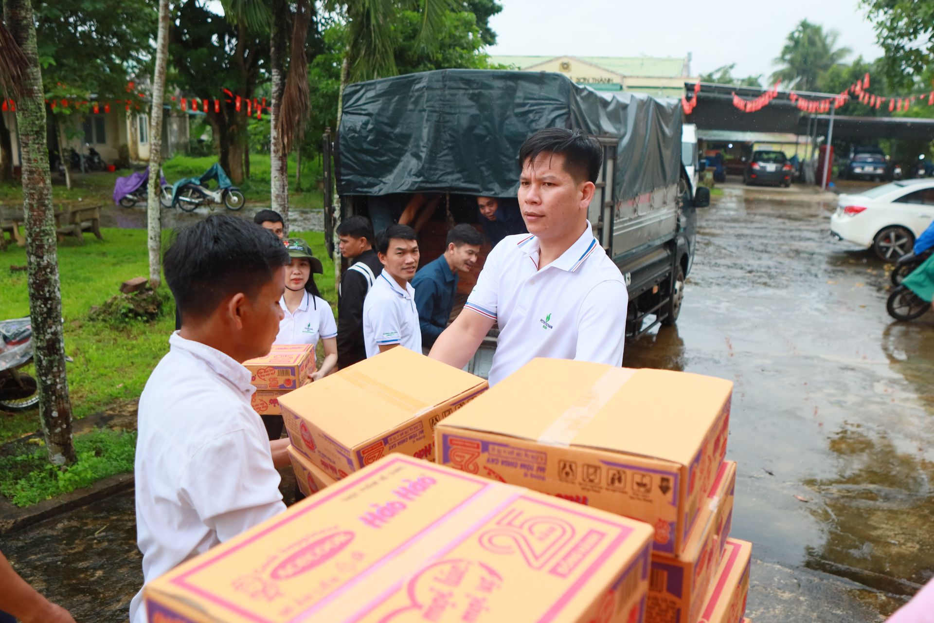 Cán bộ công nhân viên BSR vận chuyển các nhu yếu phẩm đến người dân bị ảnh hưởng do thiên tai gây ra Cán bộ công nhân viên BSR vận chuyển các nhu yếu phẩm đến người dân bị ảnh hưởng do thiên tai gây ra