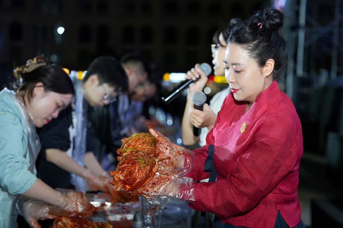 Không gian trải nghiệm làm kim chi Hàn Quốc ngay tại sự kiện