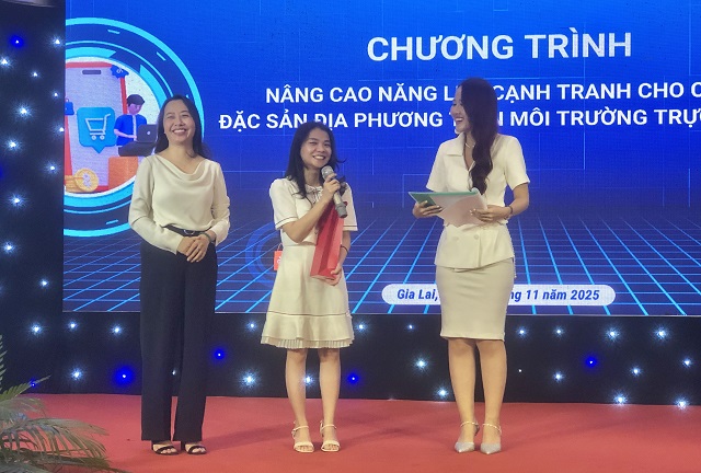 Một đại biểu DN (đứng giữa) tham gia Gameshow “Mở khoá kiến thức”. Ảnh: Viết Hiền