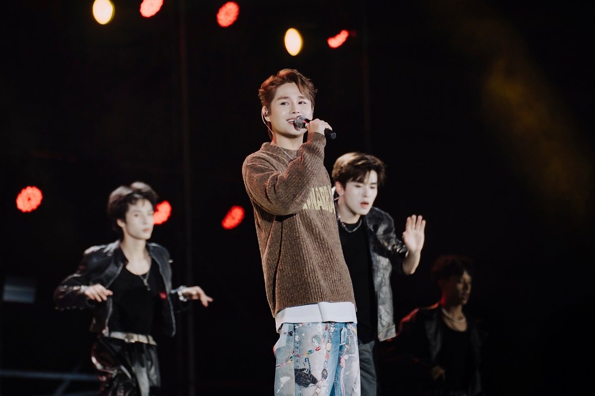 Tăng Duy Tân khuấy động sân khấu với loạt ca khúc trăm triệu view