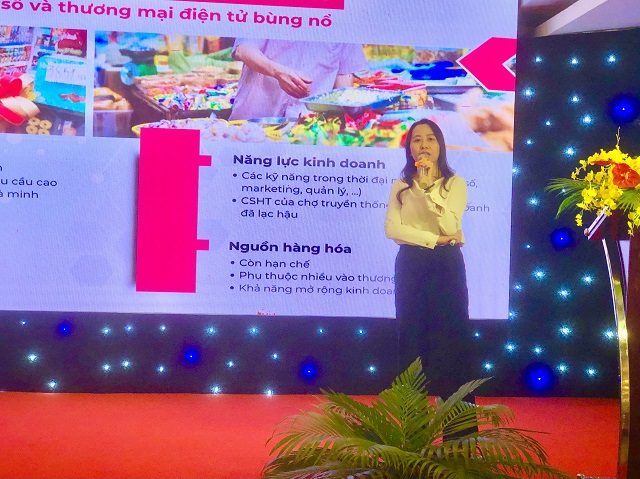 Bà Phạm Thanh Hương giới thiệu về chuyên đề “Giải pháp hỗ trợ tiểu thương chọ truyền thống ứng dụng TMĐT”. Ảnh: VH