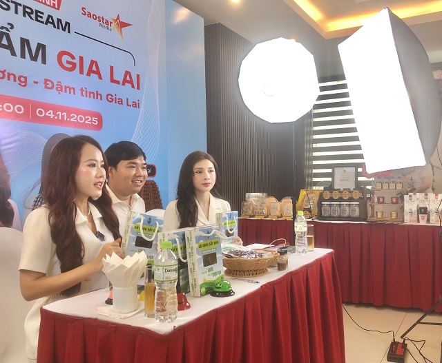 DN tham gia bán hàng thông qua phiên livestream. Ảnh: Viết Hiền