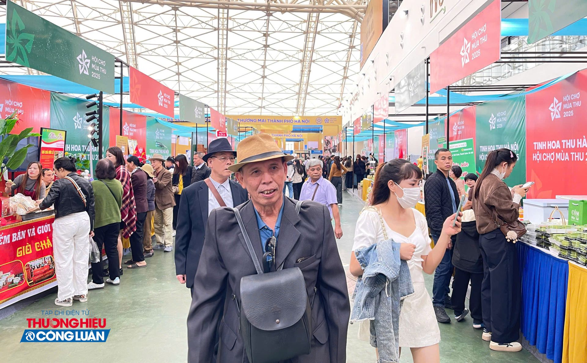 Ngay từ đầu giờ sáng đã rất đông người dân đến hội chợ tham quan, mua sắm.