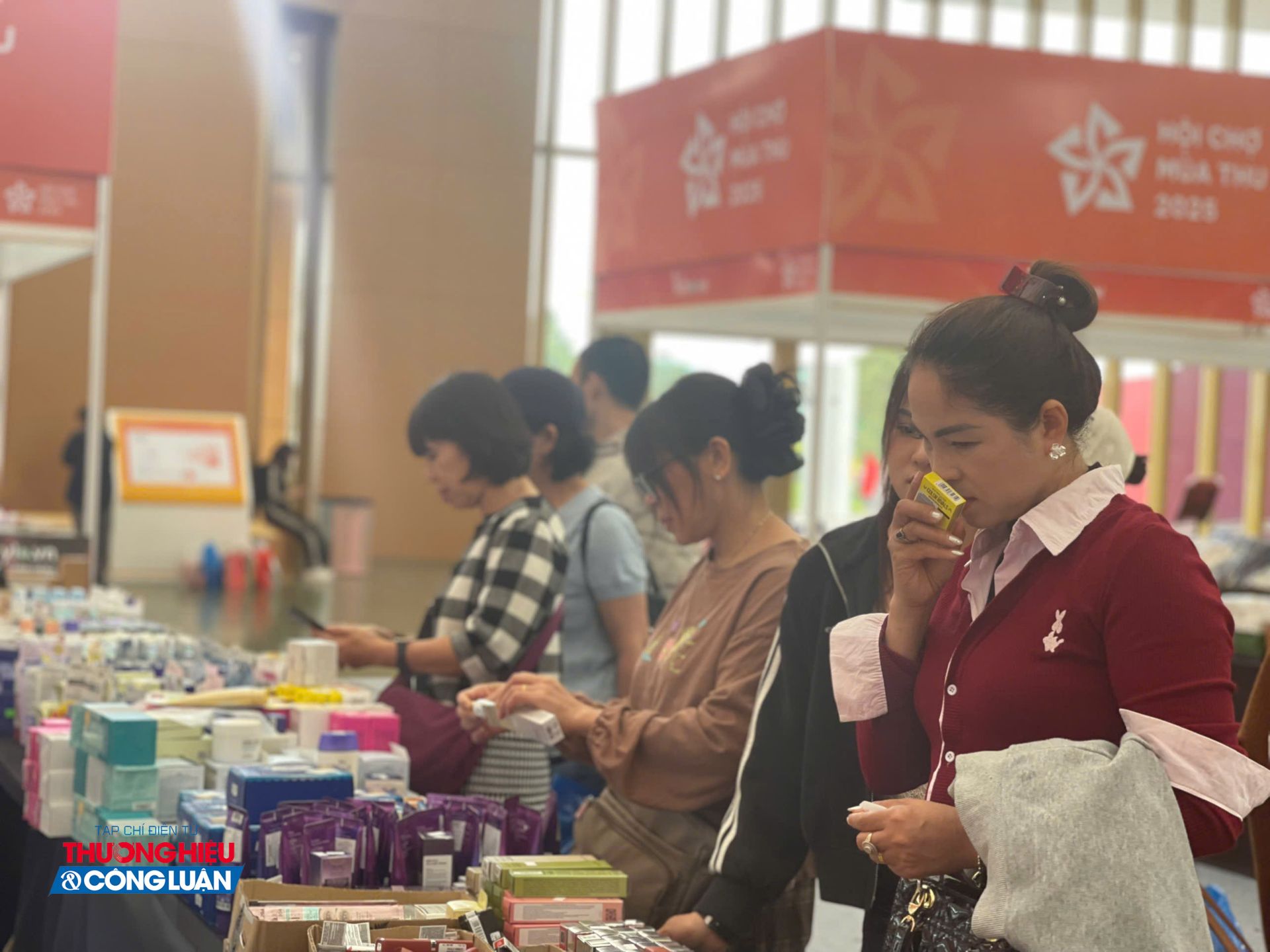 Các gian hàng đông người đến trải nghiệm.