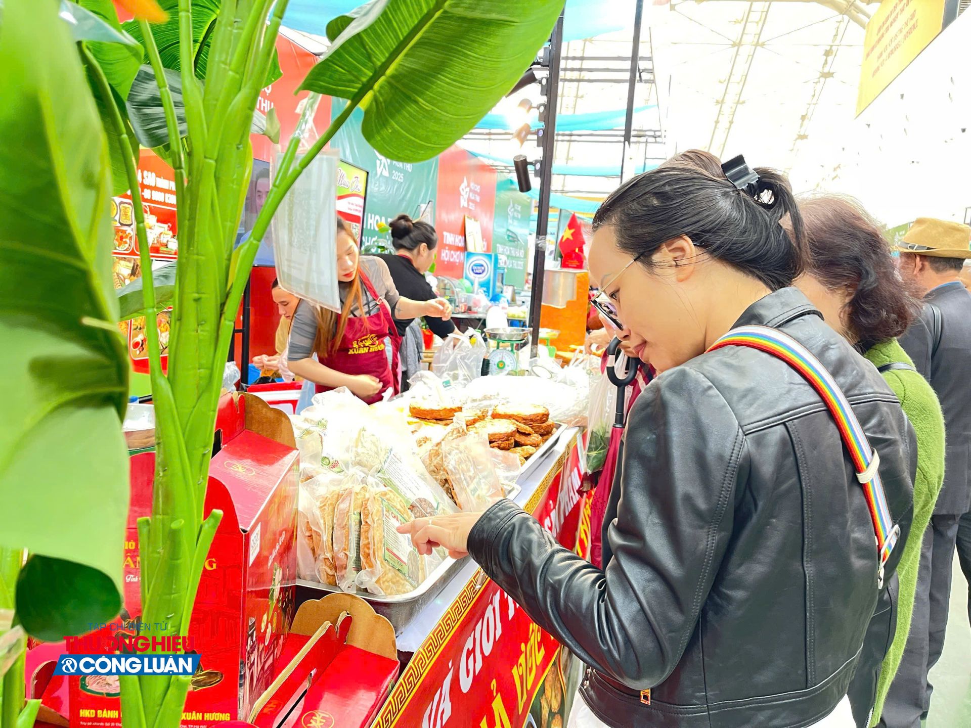 Gian hàng đặc sản ẩm thực truyền thống như giò chả, nước mắm thu hút đông đảo khách tham quan.