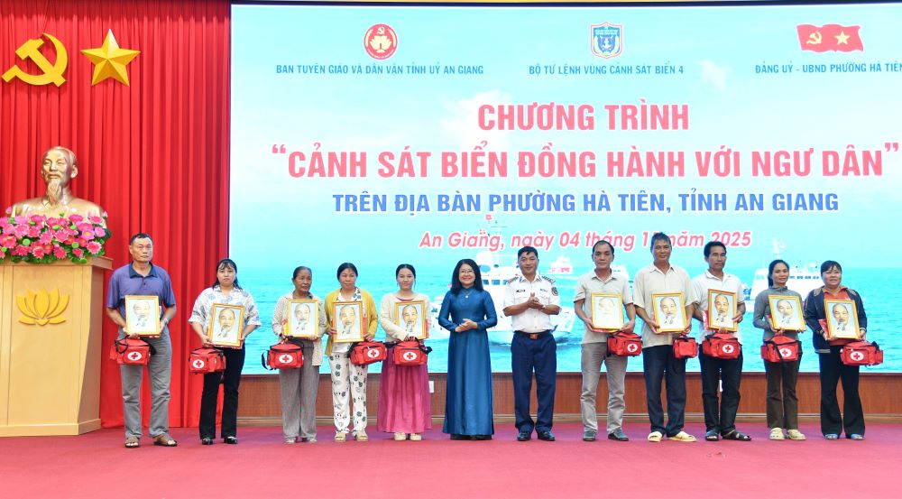 Bộ Tư lệnh Vùng Cảnh sát biển 4 tặng cờ Tổ quốc, ảnh Bác Hồ và túi thuốc y tế cho các chủ phương tiện, thuyền trưởng tàu cá