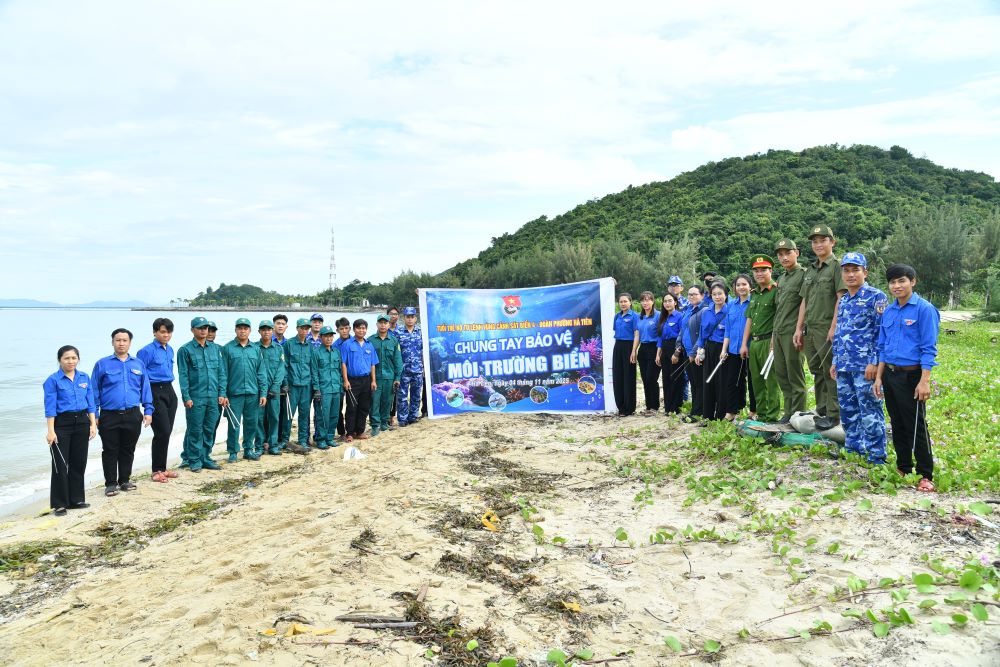 Bộ Tư lệnh Vùng Cảnh sát biển 4 phối hợp với Đoàn phường Hà Tiên tổ chức vệ sinh môi trường biển