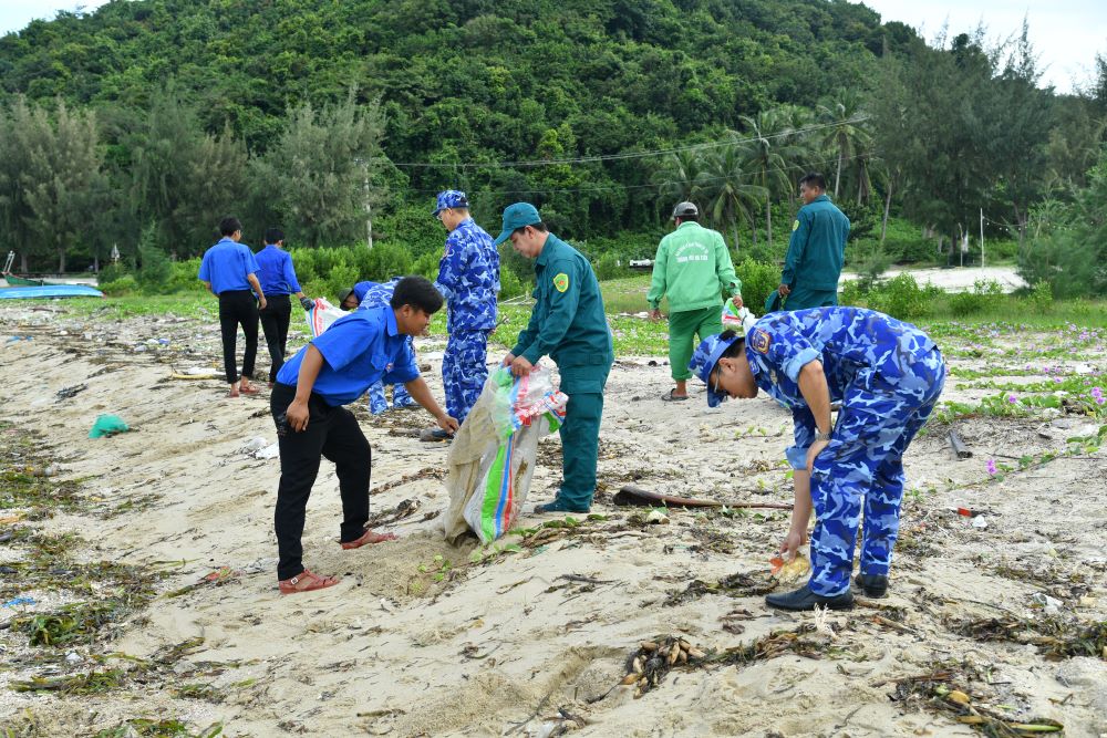 Bộ Tư lệnh Vùng Cảnh sát biển 4 phối hợp với Đoàn phường Hà Tiên tổ chức vệ sinh môi trường biển