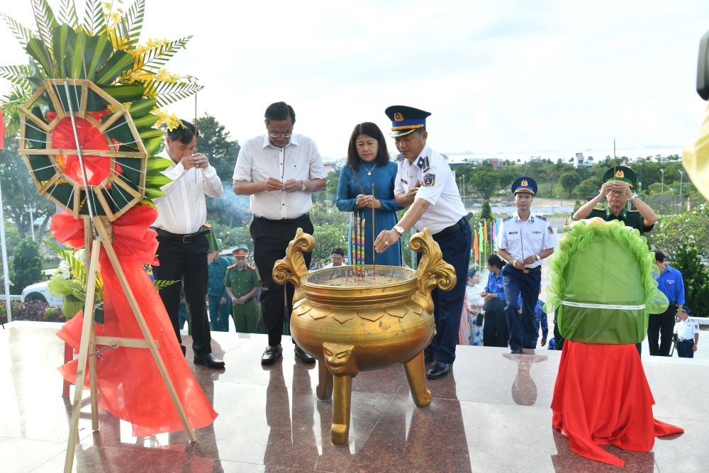 Tổ chức dâng hương, dâng hoa tưởng niệm các Anh hùng Liệt sĩ tại Nghĩa trang liệt sĩ phường Hà Tiên