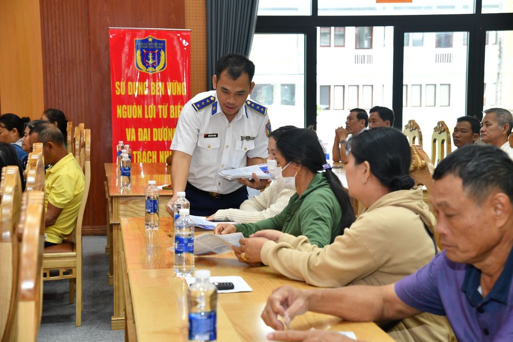 Cán bộ Bộ Tư lệnh Vùng Cảnh sát biển 4 phát tờ rơi tuyên truyền cho bà con ngư dân