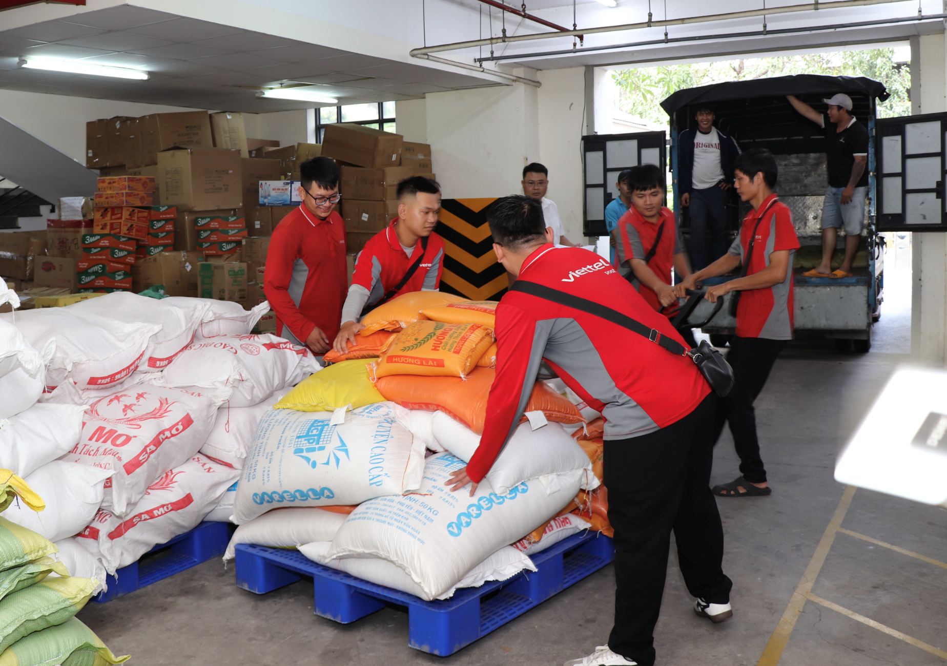 TP. HCM chuyển 30 tấn hàng hóa hỗ trợ đồng bào miền Trung bị thiệt hại do bão lũ