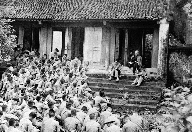 Bác Hồ nói chuyện với Đại đoàn Quân Tiên Phong ngày 19/9/1954 tại Đền Hùng, xã Hy Cương, thành phố Việt Trì tỉnh Phú Thọ. (Ảnh tư liệu) Bác Hồ nói chuyện với Đại đoàn Quân Tiên Phong ngày 19/9/1954 tại Đền Hùng, xã Hy Cương, thành phố Việt Trì tỉnh Phú Thọ. (Ảnh tư liệu)