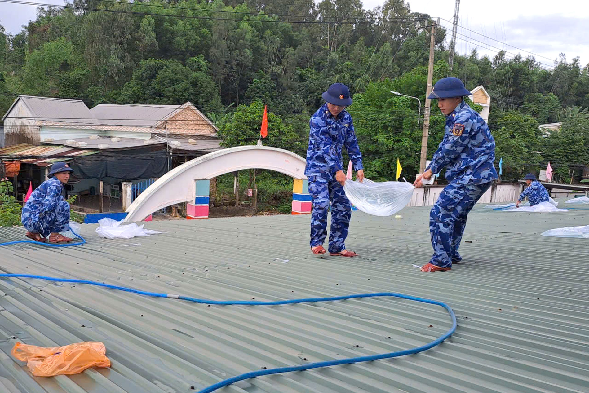 Cán bộ, chiến sĩ Hải đội 23, Bộ Tư lệnh Vùng Cảnh sát biển 2 hỗ trợ Trường mầm non Bình Đông sẵn sàng ứng phó siêu bão 13.