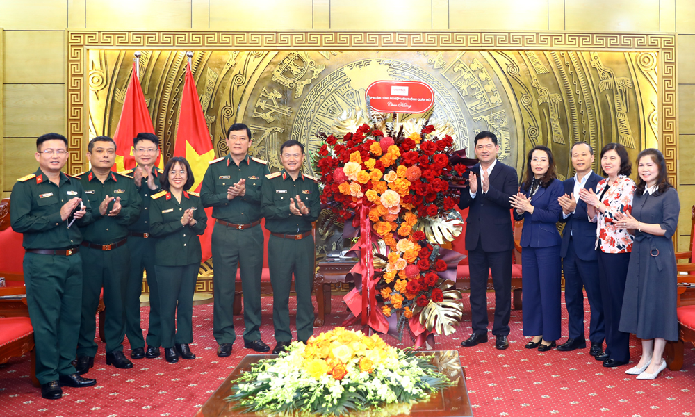 Đo&agrave;n c&ocirc;ng t&aacute;c tặng hoa ch&uacute;c mừng Đảng bộ tỉnh Bắc Ninh.