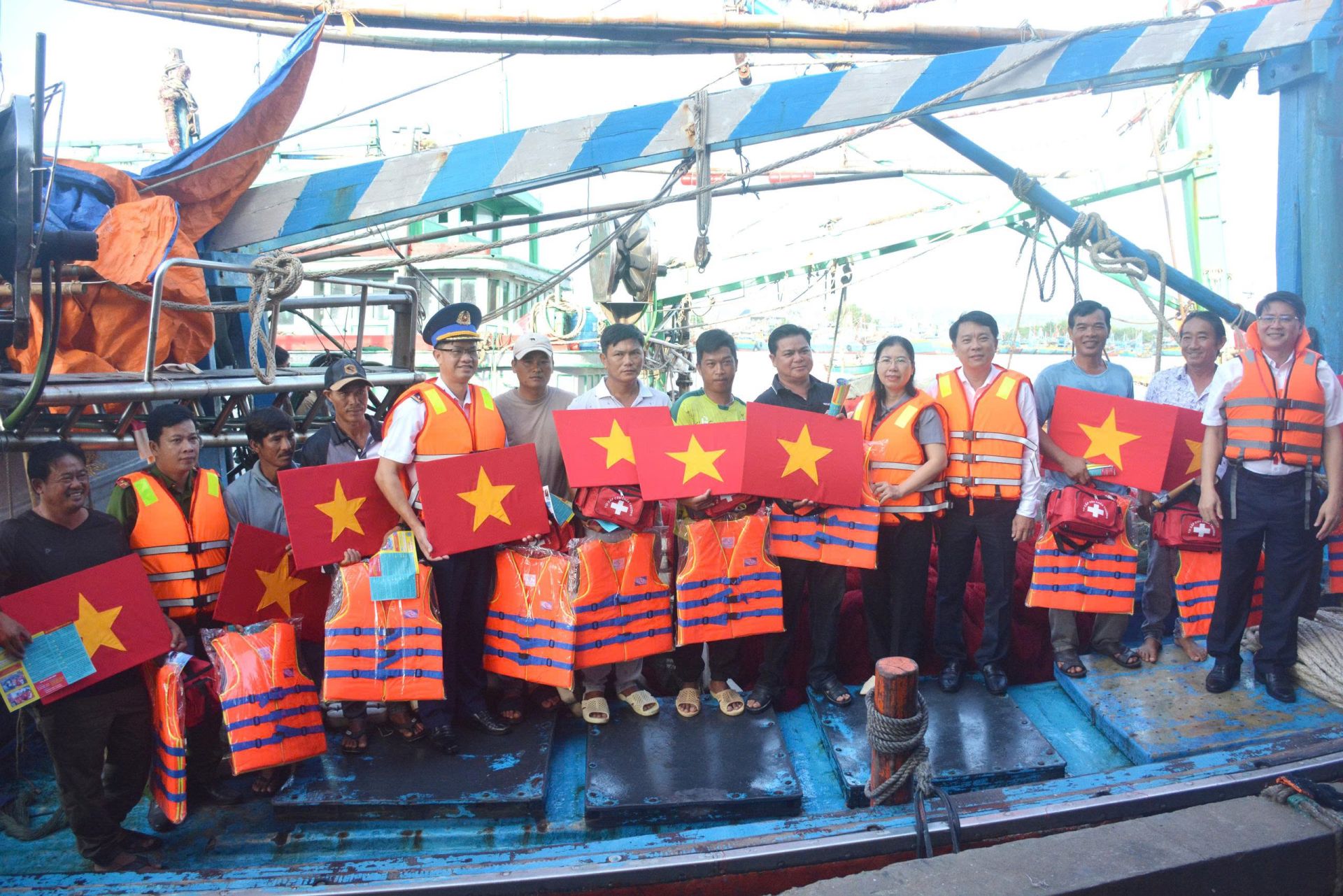 Đoàn công tác trao cờ Tổ quốc tặng ngư dân