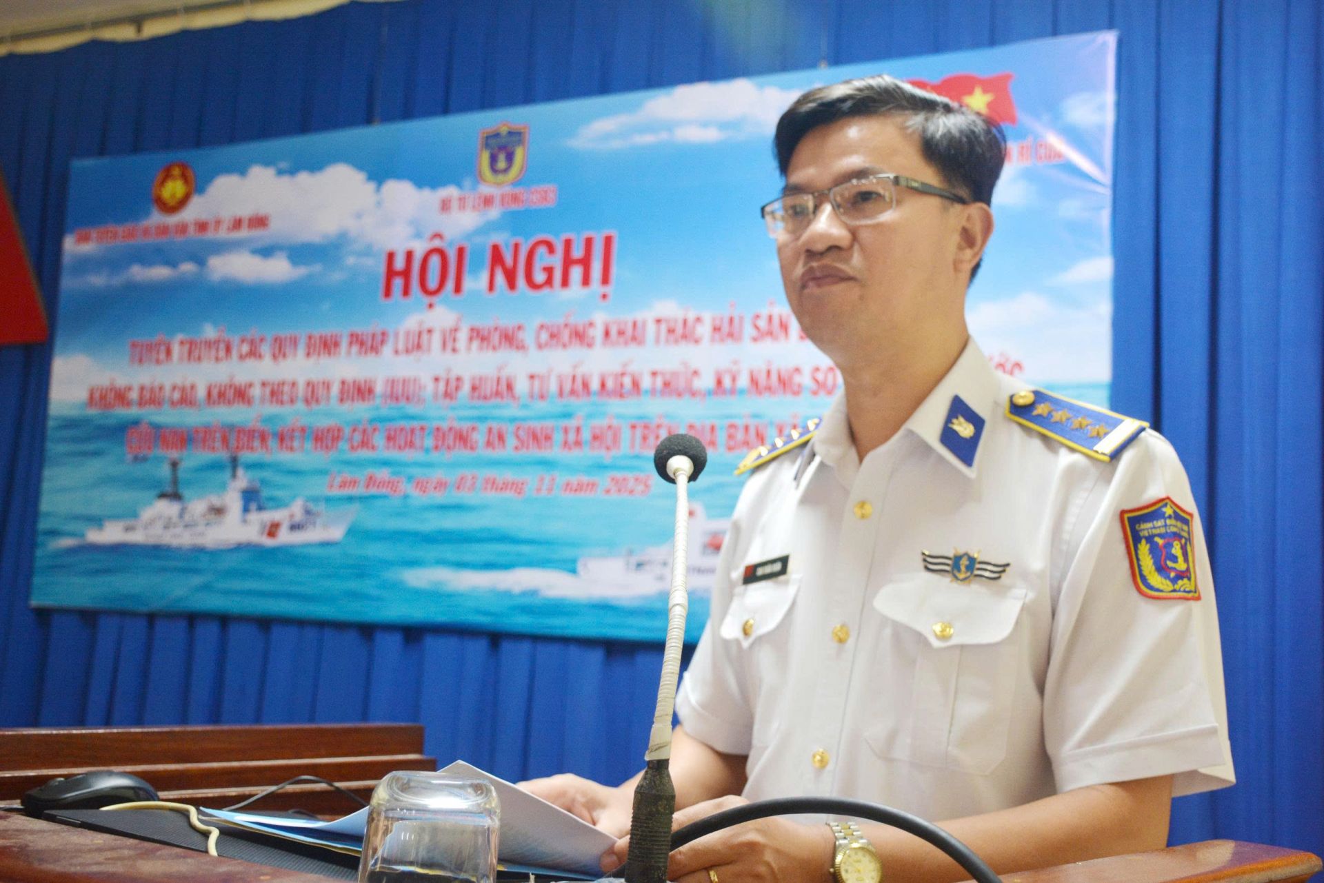 Đại tá Cao Xuân Quận, Phó chính ủy Vùng Cảnh sát biển 3 phát biểu tại chương trình.