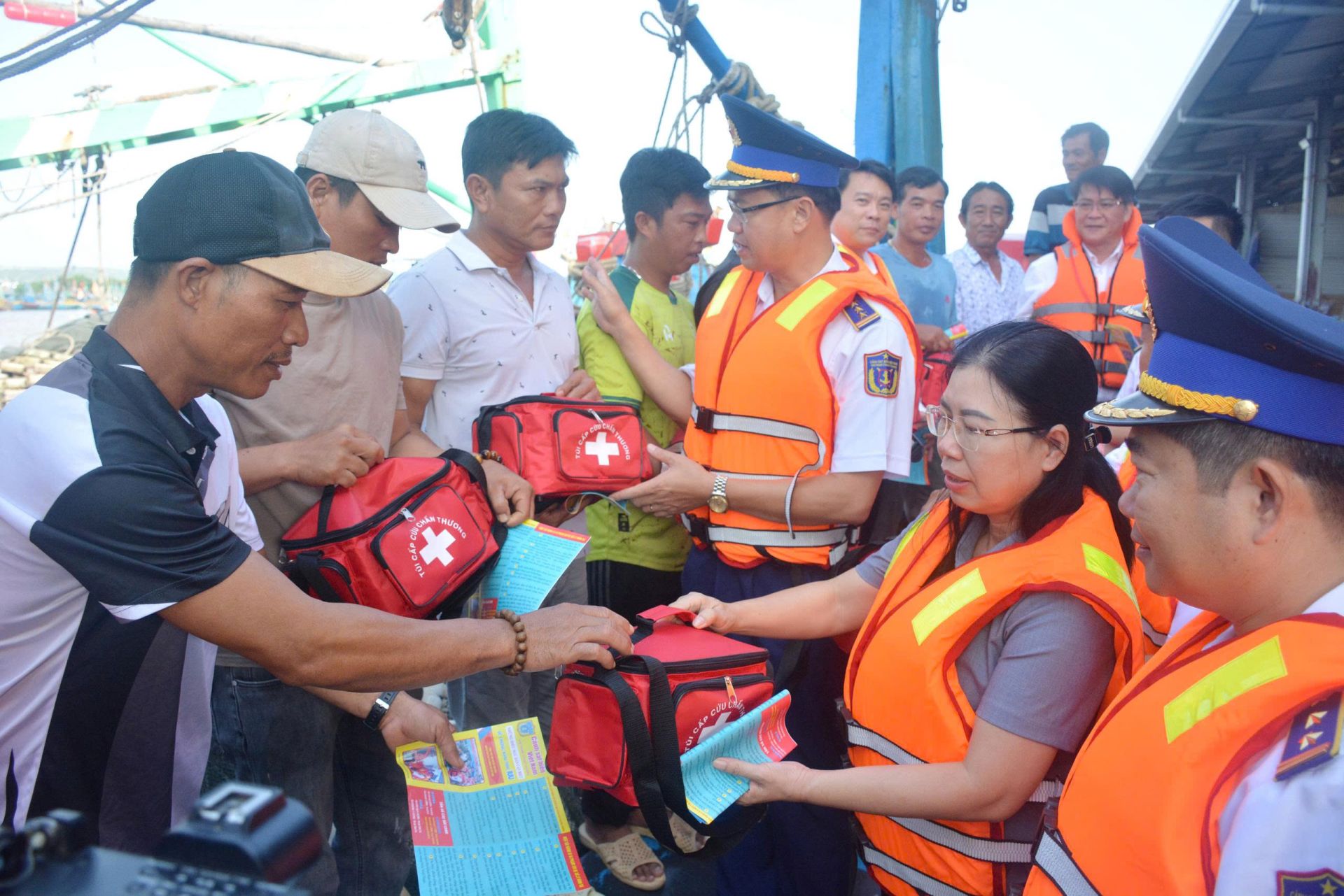 Đoàn công tác trao túi thuốc, động viên ngư dân.