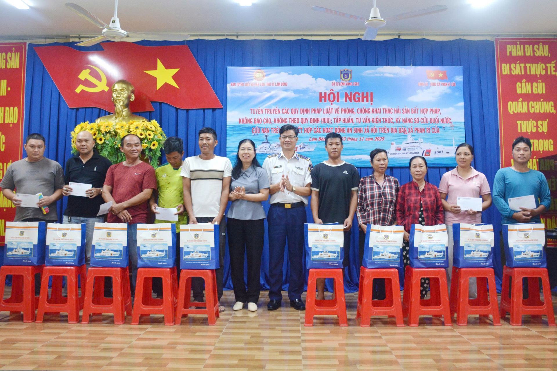 Bộ Tư lệnh Vùng Cảnh sát biển 3 cùng ngư dân thực hiện chống khai thác IUU