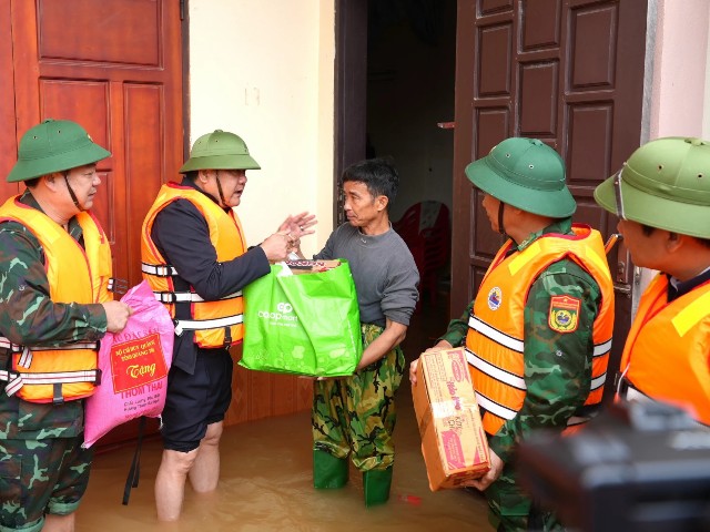 Chủ tịch UBND tỉnh Quảng Trị trực tiếp kiểm tra, chỉ đạo khắc phục hậu quả mưa lũ tại vùng tâm lũ