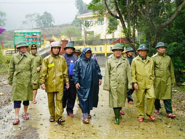 Sáng 3/11/2025, đồng chí Trần Phong, Phó Bí thư Tỉnh ủy, Chủ tịch UBND tỉnh, Trưởng Ban Chỉ huy phòng thủ dân sự tỉnh đã trực tiếp kiểm tra, thăm hỏi, động viên và chỉ đạo công tác ứng phó với mưa lũ tại các bản Ón, Yên Hợp và Mò O Ồ Ồ do mưa lớn kéo dài làm ngập sâu và chia cắt nhiều bản vùng cao của đồng bào Rục tại xã Kim Phú. Sáng 3/11/2025, đồng chí Trần Phong, Phó Bí thư Tỉnh ủy, Chủ tịch UBND tỉnh, Trưởng Ban Chỉ huy phòng thủ dân sự tỉnh đã trực tiếp kiểm tra, thăm hỏi, động viên và chỉ đạo công tác ứng phó với mưa lũ tại các bản Ón, Yên Hợp và Mò O Ồ Ồ do mưa lớn kéo dài làm ngập sâu và chia cắt nhiều bản vùng cao của đồng bào Rục tại xã Kim Phú.