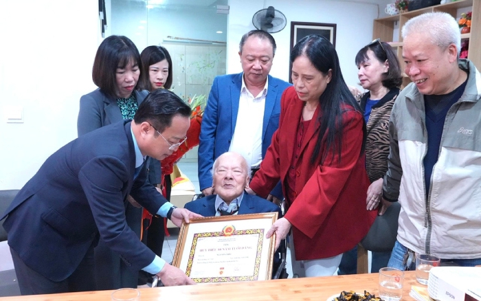 Phường Phú Diễn long trọng trao Huy hiệu 80 năm tuổi Đảng cho Nhà giáo Nguyễn Trúc