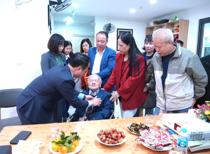 Ủy viên Ban Thường vụ Thành ủy, Giám đốc Sở GD&ĐT Hà Nội Trần Thế Cương trao Huy hiệu Đảng tới đảng viên Nguyễn Trúc Ủy viên Ban Thường vụ Thành ủy, Giám đốc Sở GD&ĐT Hà Nội Trần Thế Cương trao Huy hiệu Đảng tới đảng viên Nguyễn Trúc