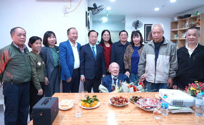 Đại diện lãnh đạo Thành phố và địa phương cùng gia đình đảng viên, nhà giáo Nguyễn Trúc Đại diện lãnh đạo Thành phố và địa phương cùng gia đình đảng viên, nhà giáo Nguyễn Trúc