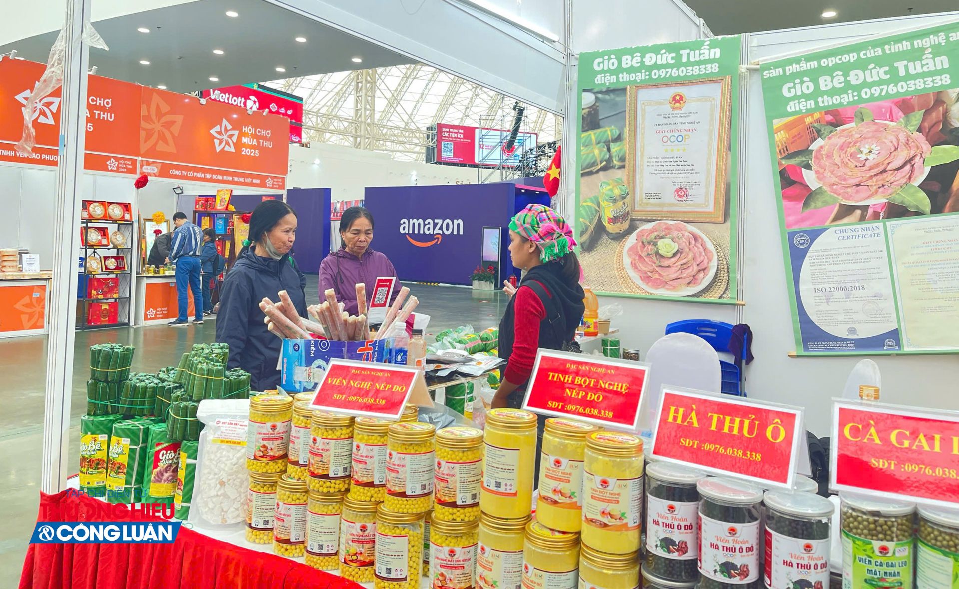 Gian hàng đặc sản Nghệ An thu hút đông khách nhờ các sản phẩm truyền thống như tương Nam Đàn, cam Vinh, nhút Thanh Chương...