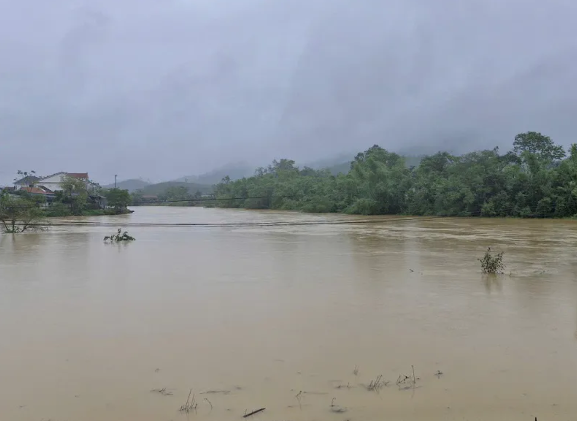 Mưa lớn kéo dài, nước từ thượng nguồn ồ ạt đổ về, các hồ thủy lợi, thủy điện đồng loạt xả lũ khiến mực nước trên các sông ở tỉnh Hà Tĩnh dâng cao, gây ngập lụt diện rộng. Ảnh: Văn Chương