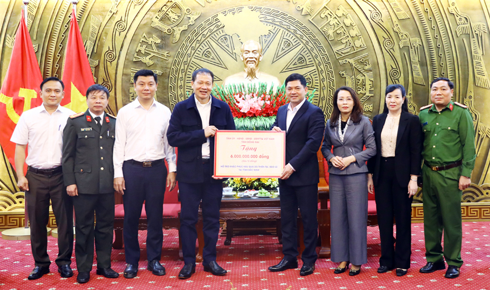 Đồng chí Nguyễn Hồng Thái tiếp nhận kinh phí hỗ trợ khắc phục hậu quả lũ lụt từ đoàn công tác tỉnh Đồng Nai.