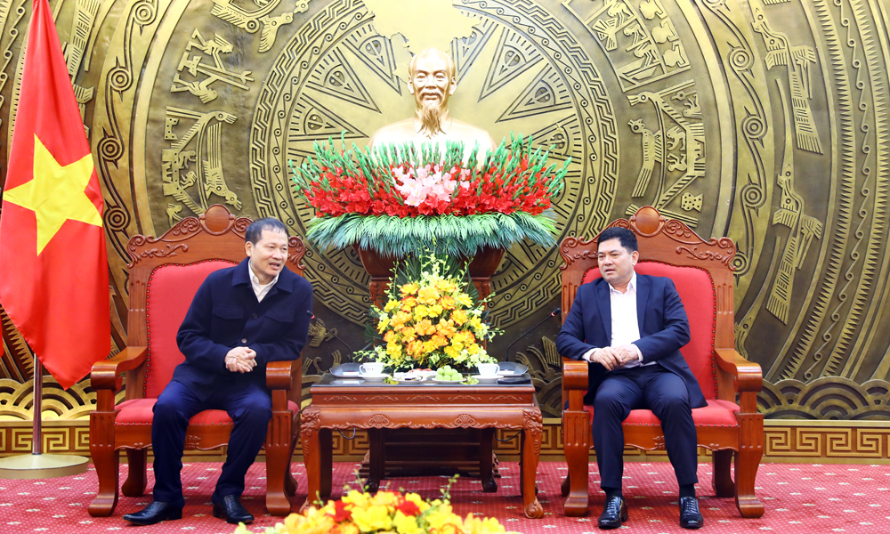 Các đồng chí: Nguyễn Hồng Thái, Vũ Hồng Văn thông tin tình hình kinh tế - xã hội hai tỉnh.