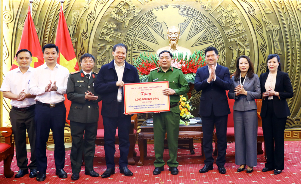 Đồng chí Vũ Hồng Văn trao kinh phí hỗ trợ gia đình chiến sĩ công an tỉnh Bắc Ninh bị ảnh hưởng do thiên tai.