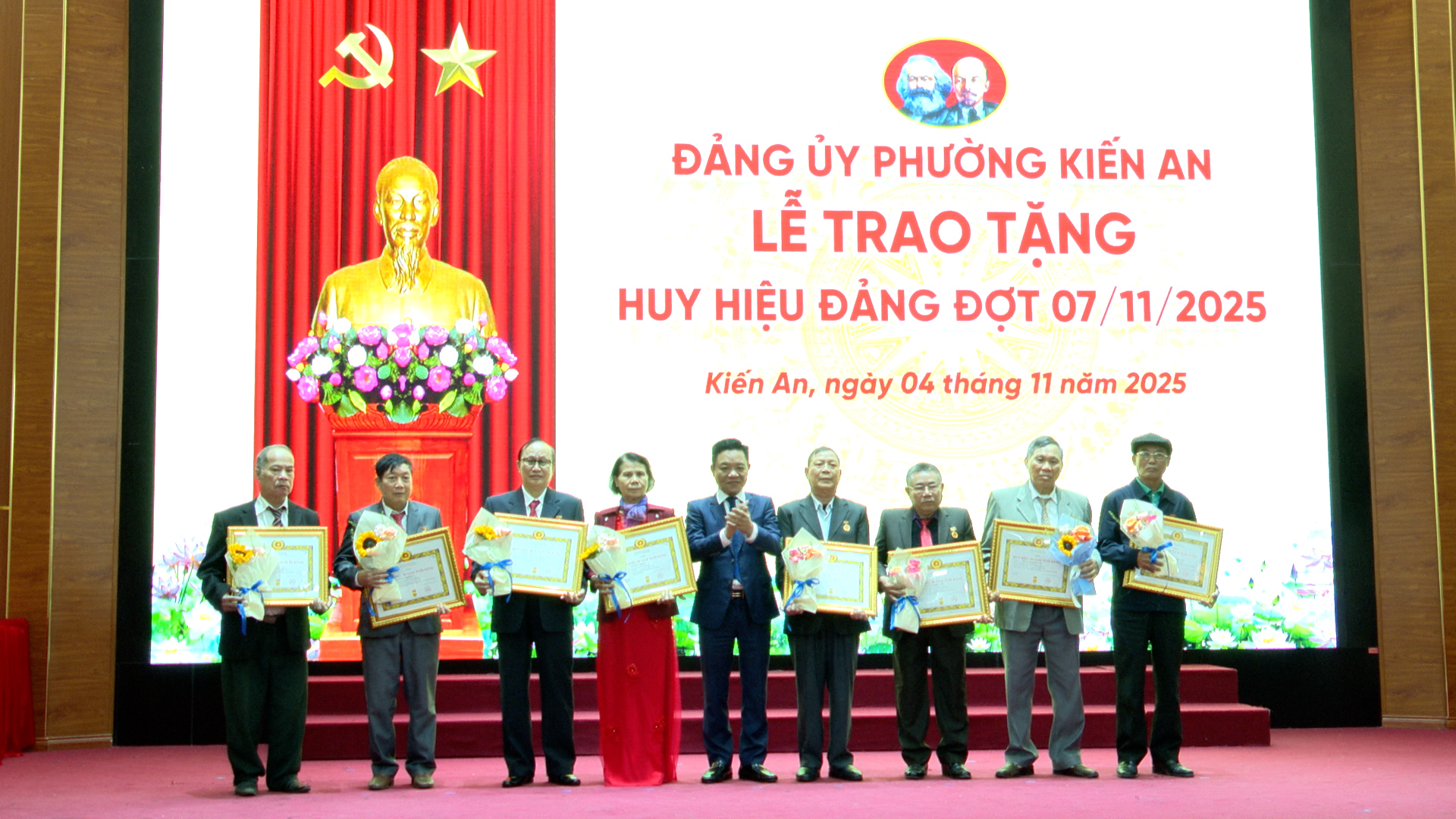 Đảng uỷ phường Kiến An tổ chức Lễ trao tặng Huy hiệu Đảng đợt 7/11/2025