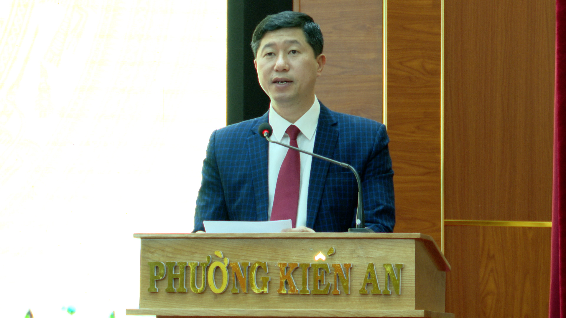 Đồng chí Nguyễn Văn Thắng – Uỷ viên Ban Thường vụ Đảng uỷ, Trưởng ban Ban Xây dựng Đảng, Đảng uỷ phường công bố Quyết định của Ban Thường vụ Thành uỷ về việc tặng, truy tặng Huy hiệu Đảng cho các đảng viên của Đảng bộ phường Kiến An đợt 7/11/2025.