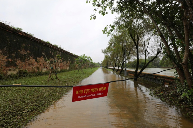 Đoạn tường Hoàng Thành còn lại được đặt biển cảnh báo