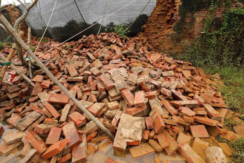 Đoạn tường thành bị sập đổ do mấy đợt lụt liên tiếp và ngâm nhiều ngày