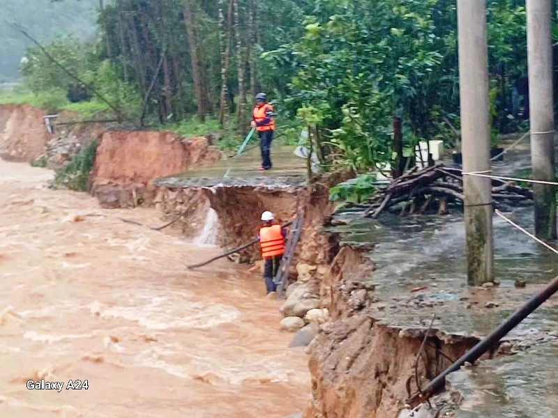 Nhân viên HueWACO khắc phục sự cố đường ống trong mưa lũ