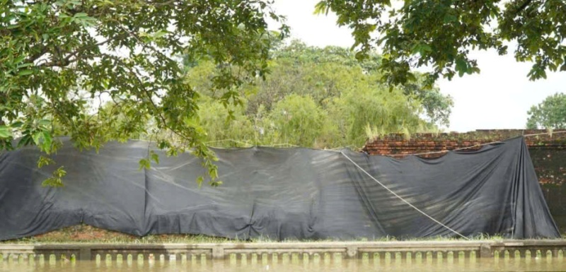 Đoạn tường Hoàng Thành sập đổ được che chắn bảo vệ