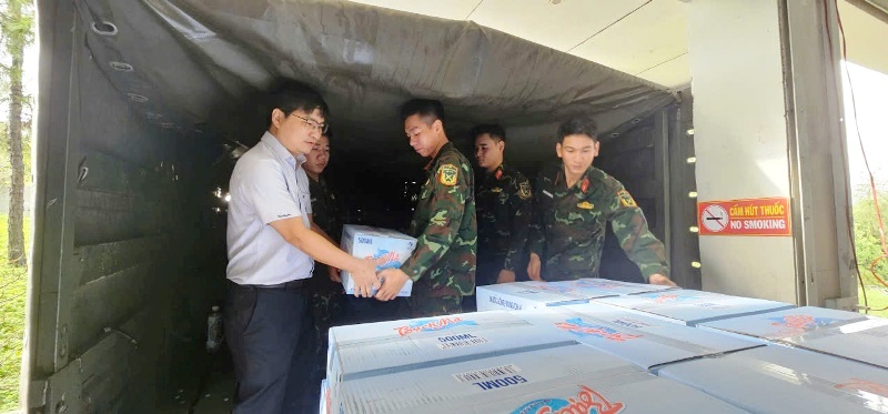 HueWACO ủng hộ nước đóng chai cho các đơn vị