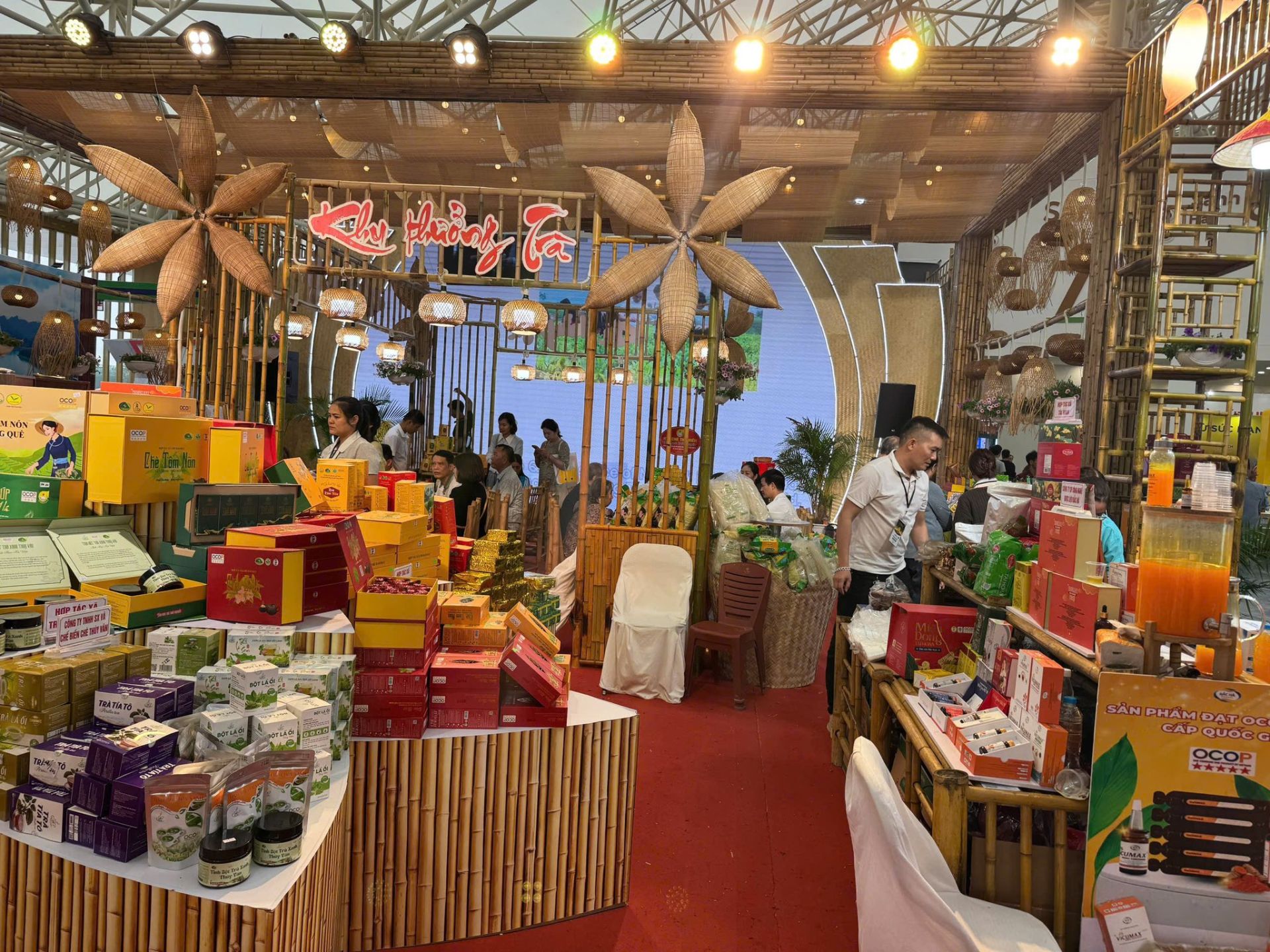 Khu trưng bày giới thiệu các sản phẩm OCOP, nông sản chủ lực, sản phẩm công nghiệp nông thôn tiêu biểu, hàng hóa có tiềm năng xuất khẩu tỉnh Thái Nguyên Khu trưng bày giới thiệu các sản phẩm OCOP, nông sản chủ lực, sản phẩm công nghiệp nông thôn tiêu biểu, hàng hóa có tiềm năng xuất khẩu tỉnh Thái Nguyên