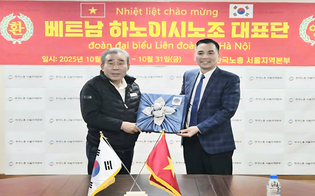 Lãnh đạo LHCĐ thành phố Seoul và LĐLĐ thành phố Hà Nội trao quà lưu niệm. Lãnh đạo LHCĐ thành phố Seoul và LĐLĐ thành phố Hà Nội trao quà lưu niệm.